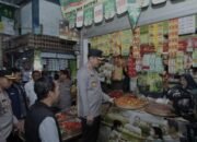 Kapolres Lamongan Bersama Dinas Perdagangan Sidak Pasar Sidoharjo, Pastikan Harga dan Stok Bahan Pokok Stabil Jelang Idul Fitri