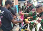 Satgas Yonif 762/VYS, Bagikan Bantuan Baju Layak Pakai Kepada Masyarakat