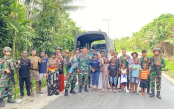 Manunggal dengan Masyarakat, Satgas Yonif 131/Brajasakti Laksanakan Karya Bhakti Pembersihan Kampung di Perbatasan Papua