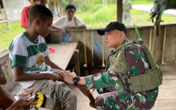 Satgas Yonif 131/BRS Anjangsana dan Berikan Pelayanan Kesehatan di Kampung Wembi Papua