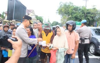 Maknai Berkah di Bulan Ramadan, Kapolres Kediri Kota Berbagi Takjil Kepada Pengguna Jalan