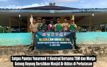 Satgas Pamtas Yonarmed 11 Kostrad Bersama TDM dan Warga Gotong Royong Bersihkan Masjid Al-Ikhlas di Perbatasan