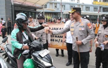 Kapolres Metro Jakbar Turun Langsung Bagikan Takjil, Tebar Kebahagiaan di Ramadhan