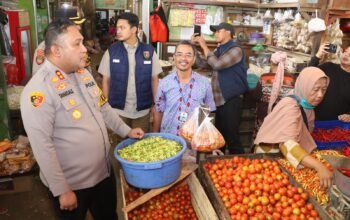 Kapolres Pelabuhan Tanjungperak Tinjau Sejumlah Pasar Pastikan Stok Bapokting Aman