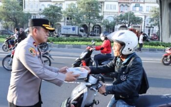 Kapolres Metro Jakbar Sambangi Masjid Uswatun Hasanah, Bagikan Takjil dan Sembako Kepada Marbot