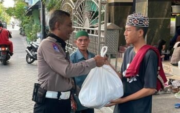 Polisi Peduli, Jelang Berbuka Puasa Polrestabes Surabaya Patroli Sambil Berbagi