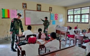 Peduli Pendidikan Anak-Anak di Papua, Satgas Yonif 131/BRS Bagikan Tas dan Alat Tulis di SD Inpres Kampung Ampas.