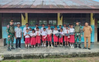 Peduli Pendidikan Anak-Anak di Papua, Satgas Yonif 131/BRS Bagikan Tas dan Alat Tulis di SD Impres Kampung Ampas.