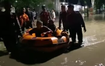 Polres Probolinggo Bersama BPBD Evakuasi Warga dan Berbagi Makan Sahur Saat Banjir di Krejengan