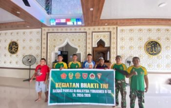 Satgas Pamtas Yonarmed 11 Kostrad Bersama Warga Gelar Karya Bakti Bersihkan Masjid Baitut Taqwa