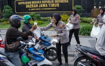 Ditlantas Polda Jatim Bagikan Takjil Gratis di Bulan Ramadan