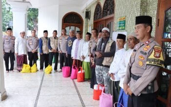 Safari Ramadhan, Kapolres Jakbar Salat Dzuhur Bersama dan Beri Bantuan ke Marbot Masjid An Nahdloh Kalideres