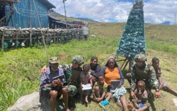 DanPos Sinak Bandara Satgas Yonif 700/WYC Bagikan Alkitab Kepada Masyarakat Kampung Gigobak