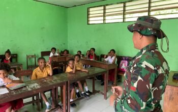 Tingkatkan Minat Belajar, Satgas Yonif 131/Brajasakti Belajar Bersama Dengan Anak-Anak di Perbatasan Papua