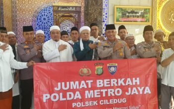 Di Bulan Ramadhan yang Penuh Berkah, Kapolsek Ciledug Wakafkan Al-Qur’an kepada DKM Masjid Jami Daarrusa’adah