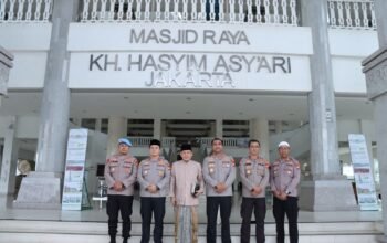 Safari Ramadhan, Kapolres Metro Jakarta Barat Shalat Jumat Bersama Warga dan Berbagi Sembako di Masjid KH Hasyim Asyari