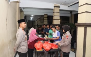 Warga Antusias Ikut Sahur Gratis Bareng di Polres Kediri Kota