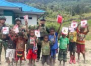 Gratis, Danpos Mayuberi Satgas 700 Bagikan Buku dan Alat Tulis