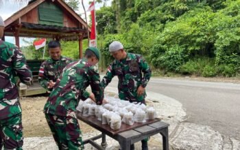 Berbagi Berkah di Bulan Suci Ramadhan, Satgas Yonif 131/BRS Bagikan Takjil di Distrik Muara Tami Papua