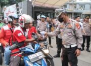 Polantas Berbagi, Kapolres Metro Jakarta Barat Bersama Satlantas Bagikan Takjil untuk Pengendara