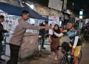 Tebar Kebaikan di Bulan Ramadhan, Polsek Kembangan Bagikan Makanan Sahur Sambil Jaga Keamanan