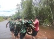 Evakuasi Warga Terdampak Banjir, Satgas Pamtas Gunakan Penyeberangan Darurat