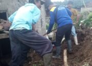 Akibat Longsor, Tertutupnya Lintas Jalan Cupunagara Puncak Eurad Menuju Lembang, Camat Reaktip Datangkan Alat Berat (Beko)