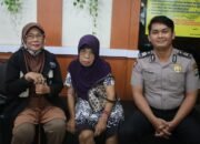 Polsek Metro Tamansari Bantu Ibu Tersesat Kembali ke Pelukan Keluarga