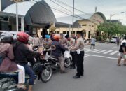 Berbagi Takjil Jelang Buka Puasa, Polres Madiun Kota Sosialisasikan Hotline 110 Untuk Mudik Lebaran