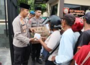 Berkah Ramadhan, Kapolres Kediri Kota Bagikan Takjil Gratis Kepada Warga