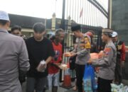Polres Kediri Kota Berbagi Takjil Kepada Pengguna Jalan