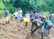 Tiga Babinsa Musuk Terjun Langsung Bantu Warga Bersihkan Longsor