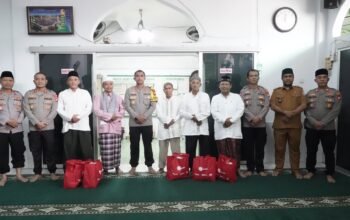 Kapolres Metro Jakarta Barat Sholat Dzuhur Berjamaah dan Serahkan Bantuan untuk Pengurus Masjid Baiturrohman