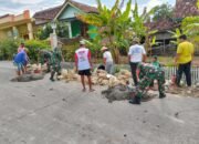 Babinsa Gotong Royong Bangun Talud Penahan Jalan