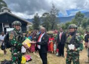 Suara Firman di Tanah Papua: TNI Menebarkan Kasih Lewat Alkitab