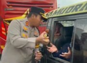 Pantau Arus Balik Lebaran di Mengkreng, Kapolres Kediri Berbagi Minuman Untuk Pengguna Jalan
