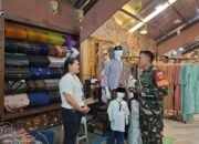 Aplikasikan Metode Binter, Babinsa Danukusuman Komsos Dengan Karyawan Toko Batik Benang Ratu