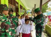 Menanamkan Jiwa Nasionalisme kepada pelajar di perbatasan RI-PNG, Satgas Yonif 131/Brajasakti Melatih Murid SD Inpres Skow Sae Upacara Bendera