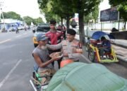 Sambil Patroli Polisi Berbagi Nasi Kotak ke Pekerja Jalanan di Situbondo