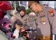 Satlantas Polres Kediri Kota Rayakan Hari Kartini dengan Aksi Humanis di Jalan Raya