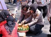 Polisi Berbagi Gorengan Hingga Bersihkan Sampah Usai Aksi Mayday di Kota Malang, Netizen: ini Baru Humanis