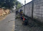 Wujudkan Bakti TNI Dengan Rakyat, Babinsa Joyotakan Bersama Masyarakat Kerja Bakti