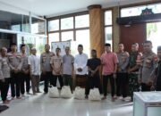 Safari Religi, Kapolres Jakbar Shalat Jumat dan Bagikan Bantuan di Masjid Taman Ibadah