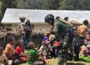 Satgas TNI Berbagi Kasih di Papua: Seragam Hijau TNI Menghangatkan Hati Warga Wuloni