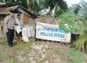 Polri Peduli: Kapolsek Hinai Bersama Anggotanya Laksanakan Jum’at Berkah dengan Salurkan Bansos Kepada Warga Kurang Mampu