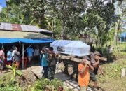 Satgas Yonif 131/Brajasakti Bantu Penguburan Warga Yang Meninggal di Kampung Wambes Perbatasan Papua