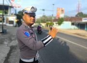 Sat Lantas Polres Pesawaran Dampingi Pelajar Menyeberang, Wujud Nyata Polisi Hadir di Tengah Masyarakat