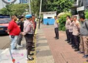 Polsek Palmerah dan 3 Pilar Tertibkan Atribut Ormas di Wilayah Palmerah Jakarta Barat