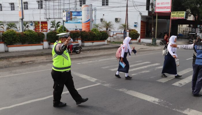 Saat Mentari Terbit, Polisi Mulai Menjaga: Wujud Peduli Pendidikan di Tengah Padatnya Arus Pagi