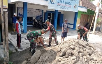 Babinsa Bantu Warga Bangun Kandang Ternak